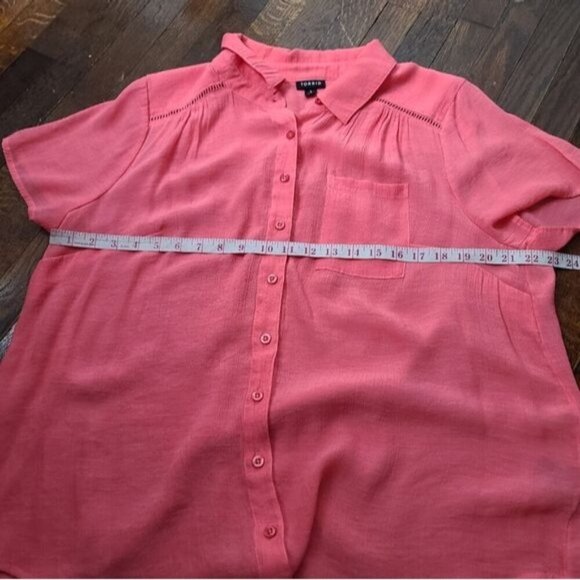 Torrid Lindsay Crochet Inset Button Down Shirt in Coral Torrid size 2 - Picture 9 of 10